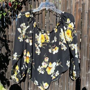 Yellow floral top!💛🌻